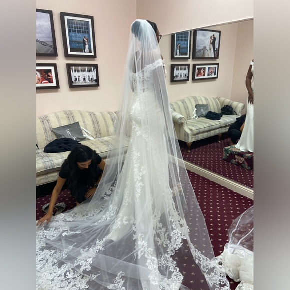 Wedding dress with veil - Picture 2 of 3